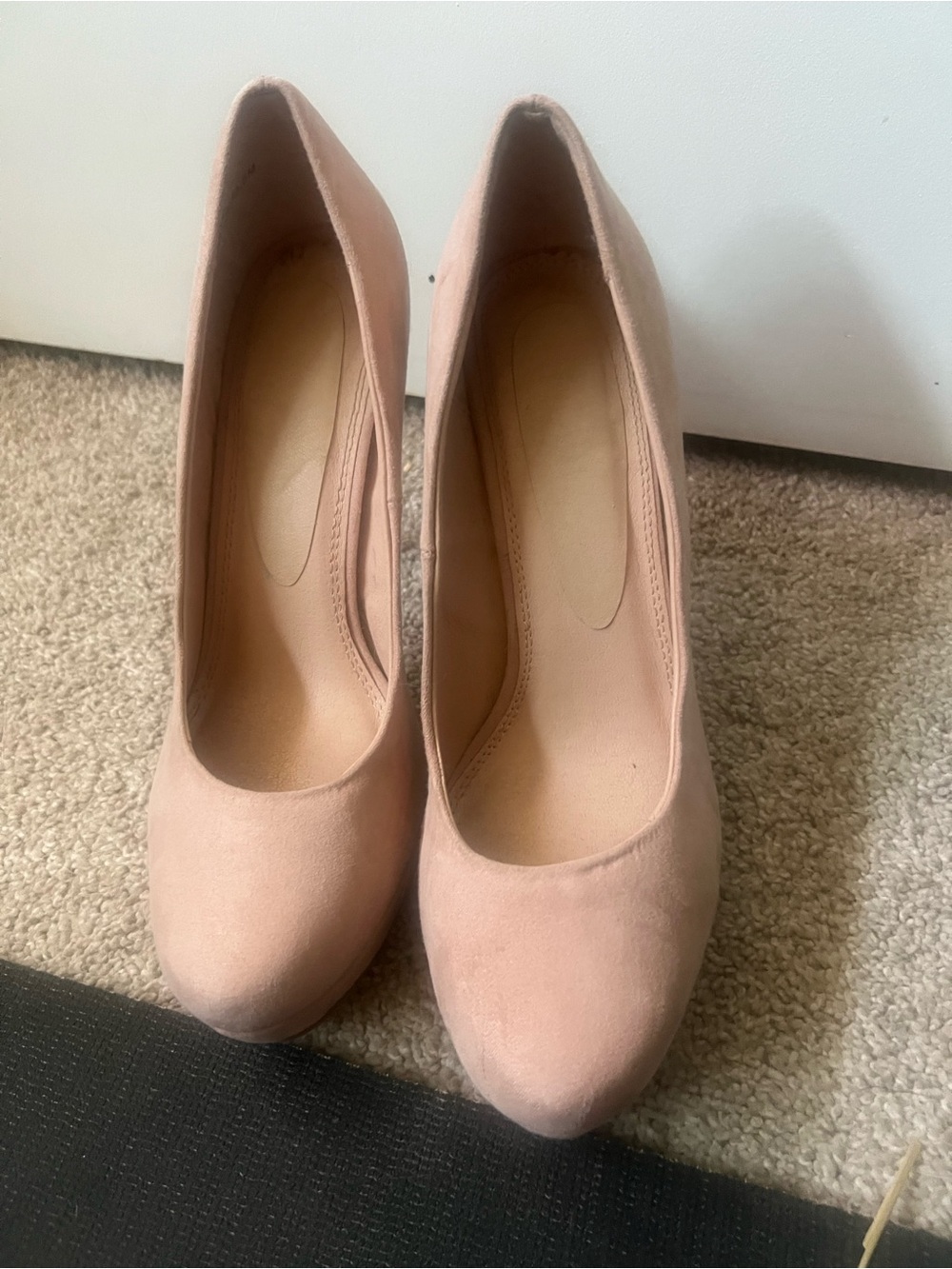 Women's Classic Round-Toe Pumps in nude/Blush